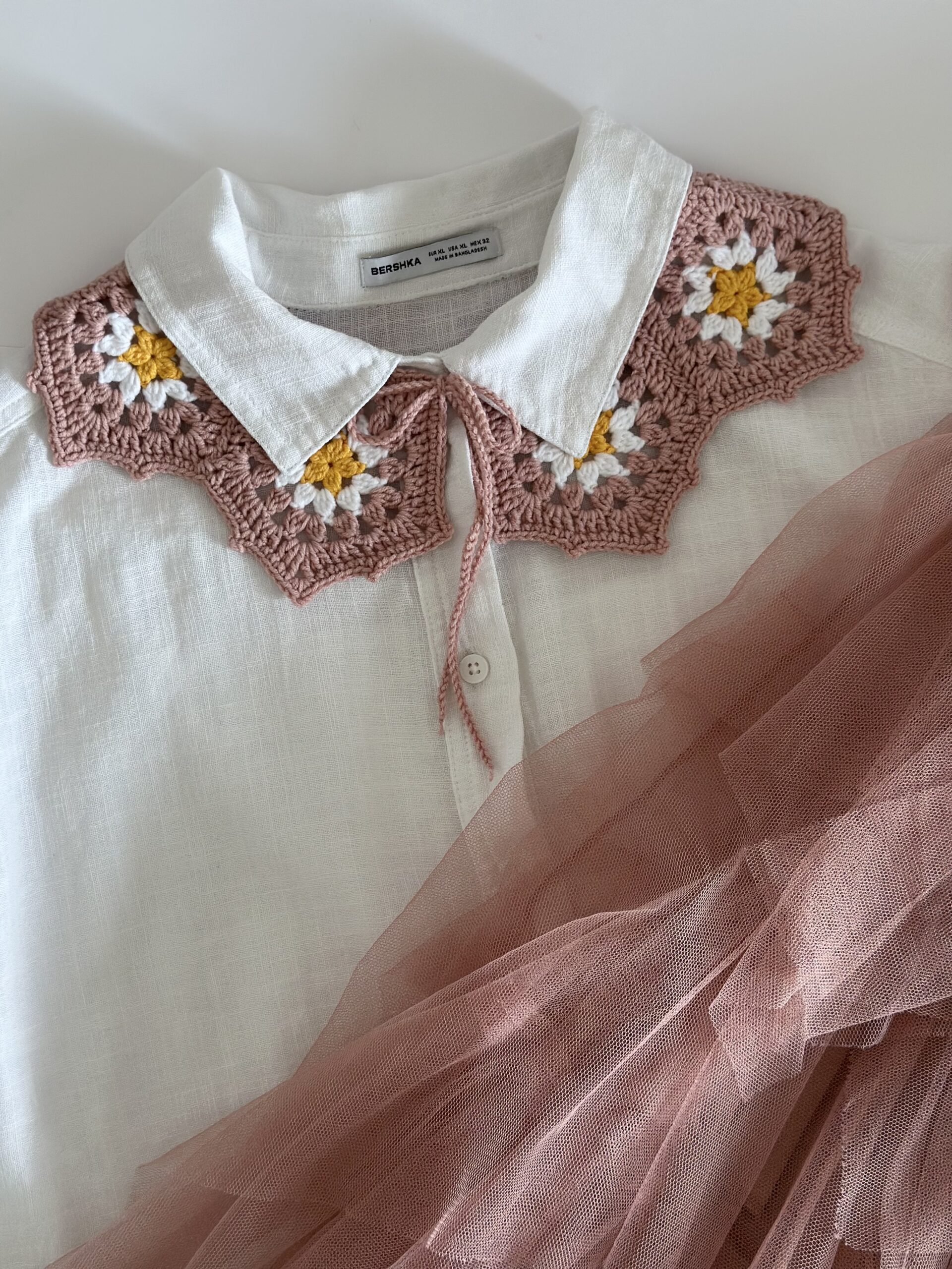 dekoracyjny dziergany kołnierzyk w kolorze pudrowego różu.