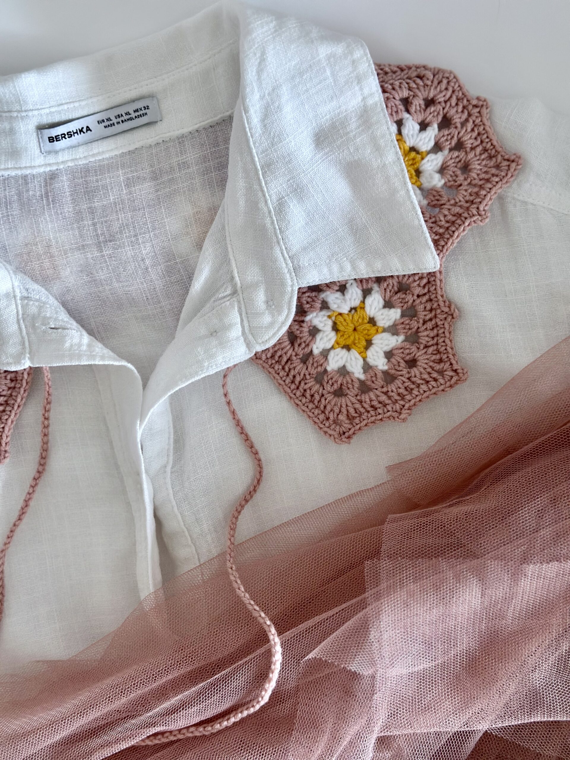 dekoracyjny dziergany kołnierzyk w kolorze pudrowego różu.