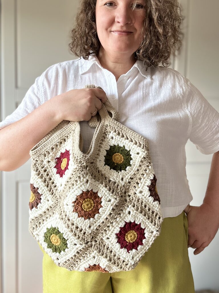 Dziergana torebka na ramię w stylu Etno. ma bawełnianą podszewkę z kieszonką. Jest lekka, pojemna, idealna na lato i ciepłą jesień.