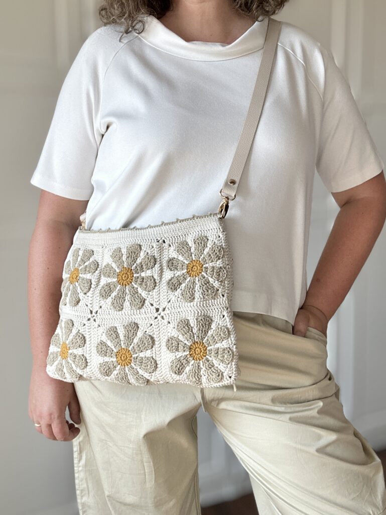 torebka damska na lato wykonana na szydełku. ma bawełniana podszewkę z kieszonka. zapinana na zamek błyskawiczny. pasek ze skóry naturalnej regulowany, daje możliwość noszenia torebki na ramieniu lub przez głowę. możliwość prania w pralce po odpięciu paska.