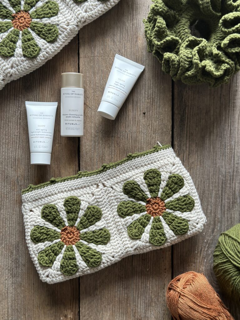 szydełkowa kosmetyczka na kobiece drobiazgi. wykonana na szydełku, ale z bawełnianą podszewką i zapinana na zamek błyskawiczny. w kolorach oliwkowym, ecru i miedzianym.