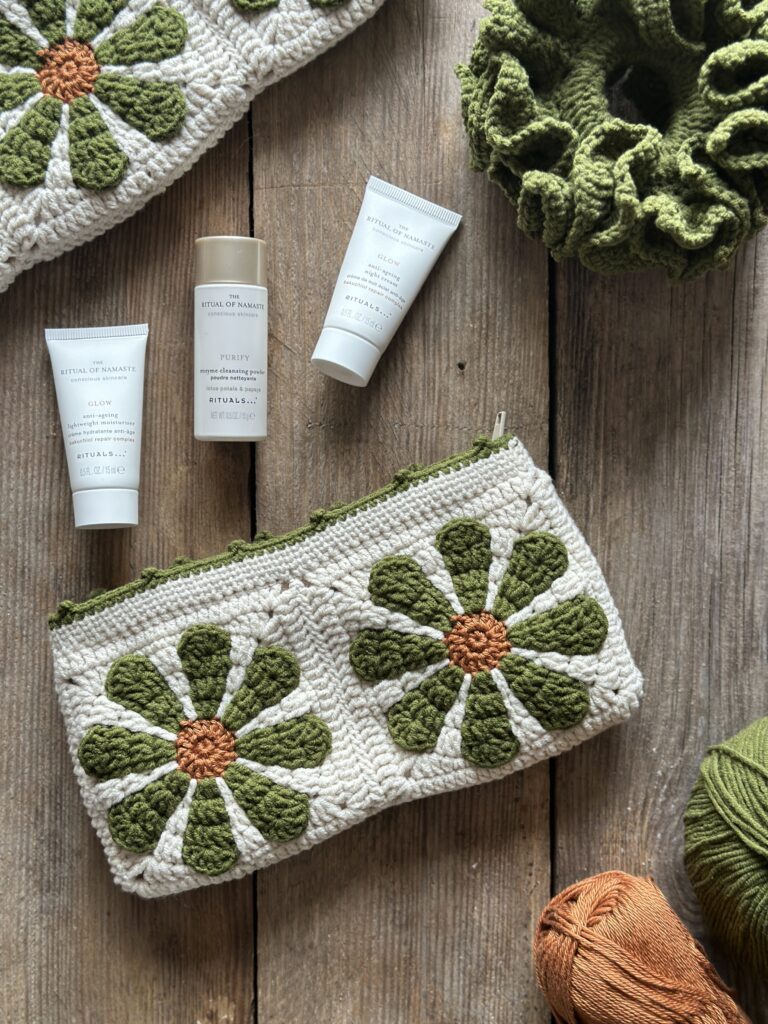 szydełkowa kosmetyczka na kobiece drobiazgi. wykonana na szydełku, ale z bawełnianą podszewką i zapinana na zamek błyskawiczny. w kolorach oliwkowym, ecru i miedzianym.