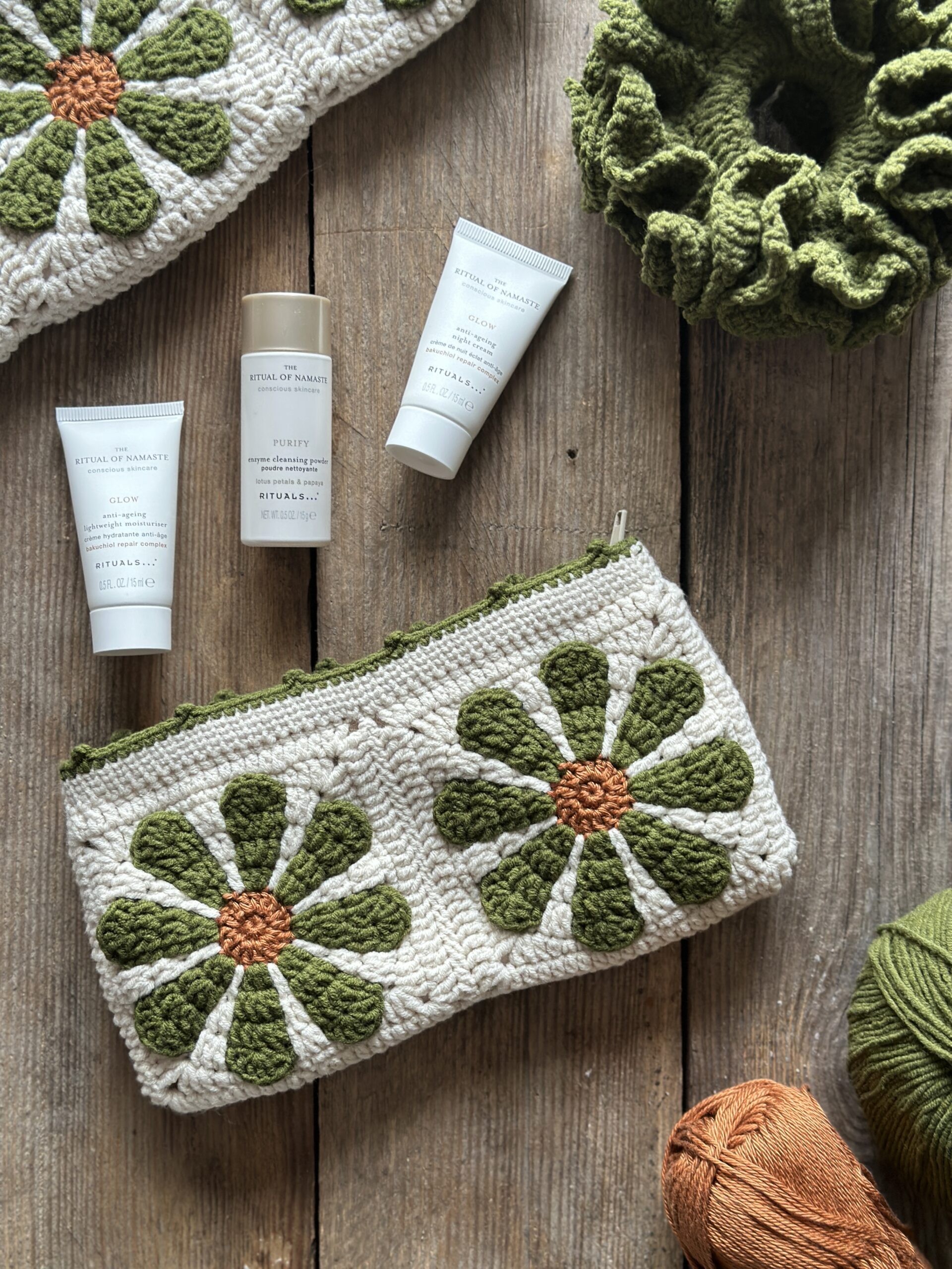 szydełkowa kosmetyczka na kobiece drobiazgi. wykonana na szydełku, ale z bawełnianą podszewką i zapinana na zamek błyskawiczny. w kolorach oliwkowym, ecru i miedzianym.