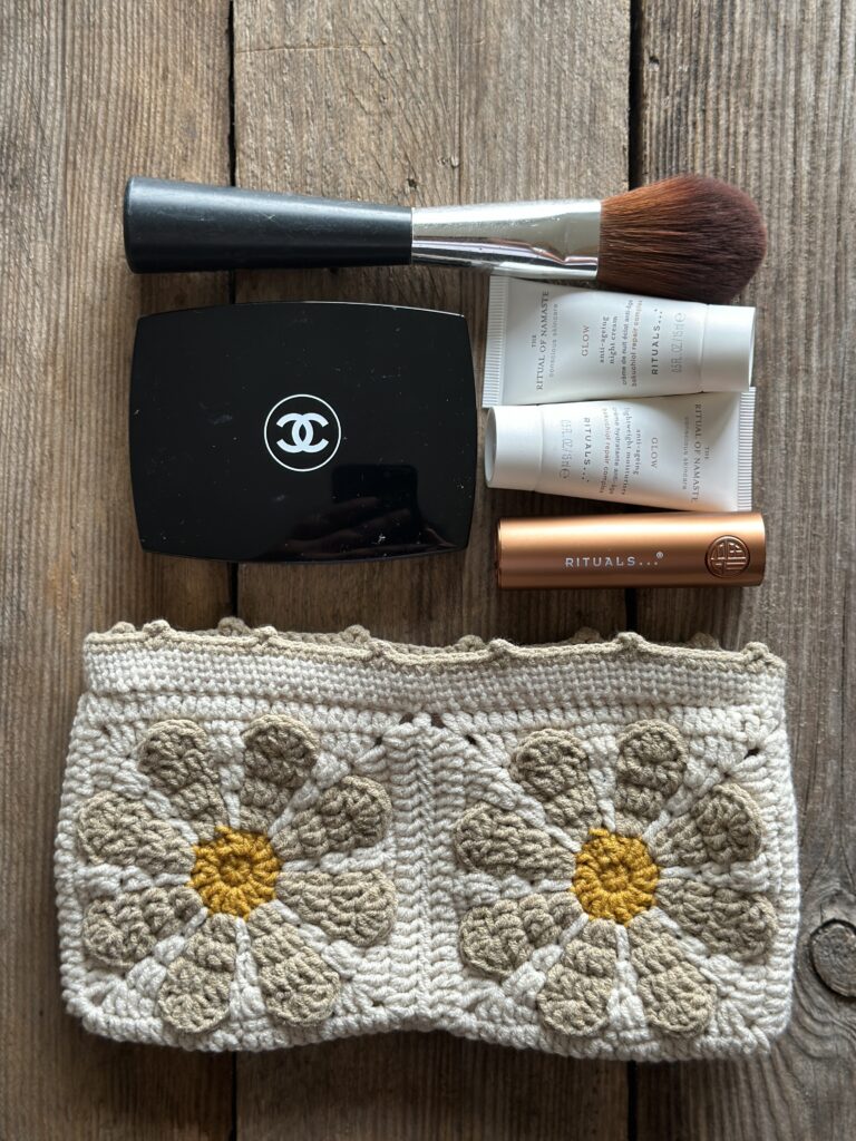 kosmetyczka damska wykonana na szydełku. bawełniana podszewka. zamek błyskawiczny. możliwość prania w pralce. styl boho, odcienie beżu