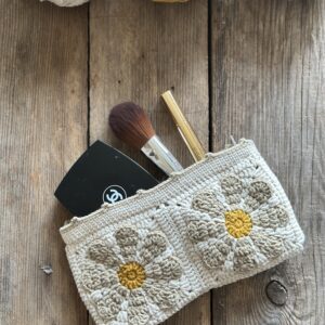 szydełkowa saszetka na kobiece drobiazgi. wykonana na szydełku, z bawełnianą podszewką z tkaniny i zamkiem błyskawicznym. odcienie beżu, styl boho.