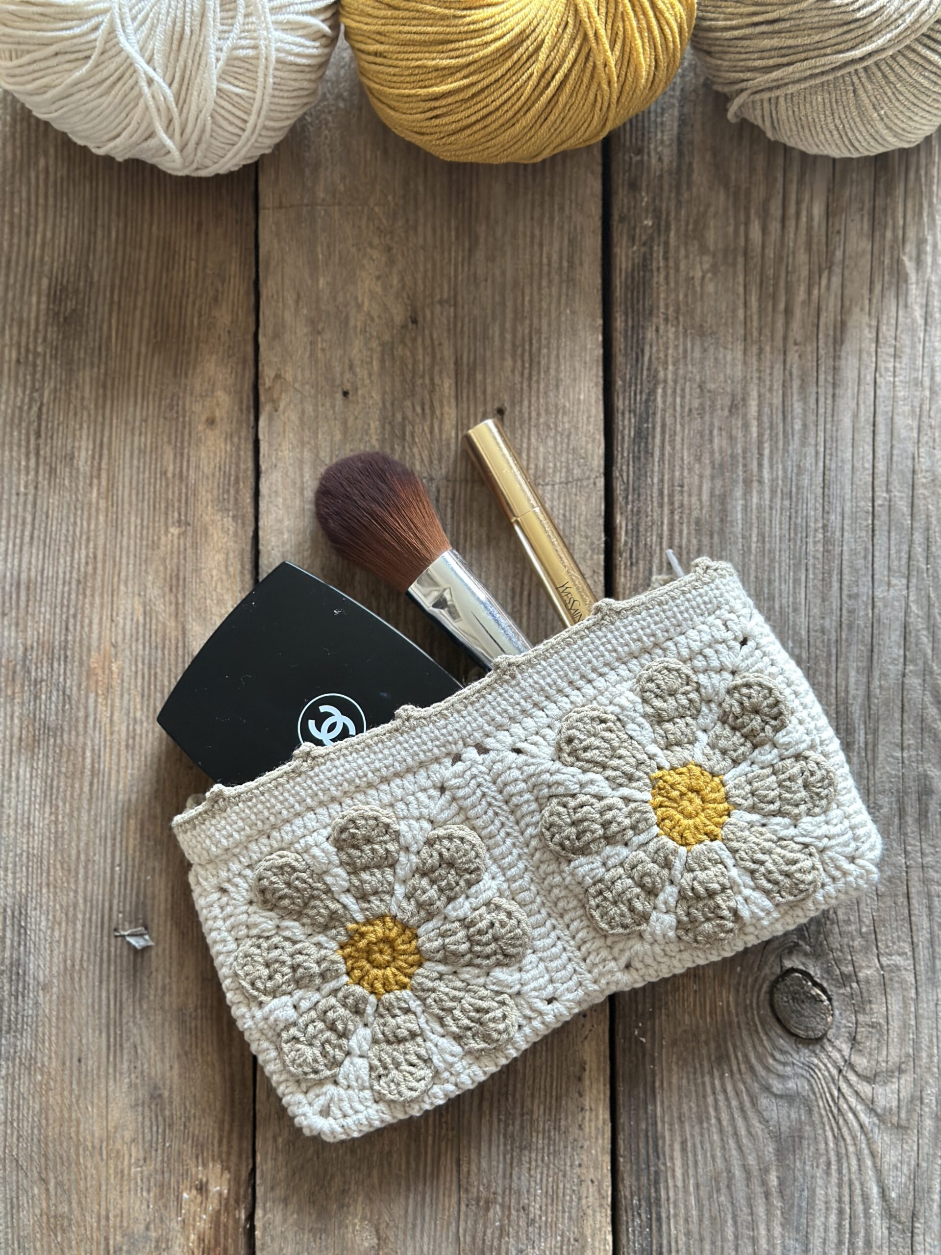 szydełkowa saszetka na kobiece drobiazgi. wykonana na szydełku, z bawełnianą podszewką z tkaniny i zamkiem błyskawicznym. odcienie beżu, styl boho.