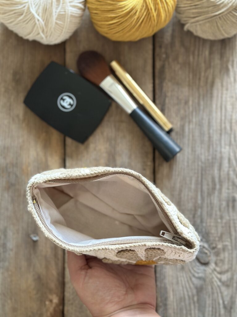 szydełkowa saszetka na kobiece drobiazgi. wykonana na szydełku, z bawełnianą podszewką z tkaniny i zamkiem błyskawicznym. odcienie beżu, styl boho.