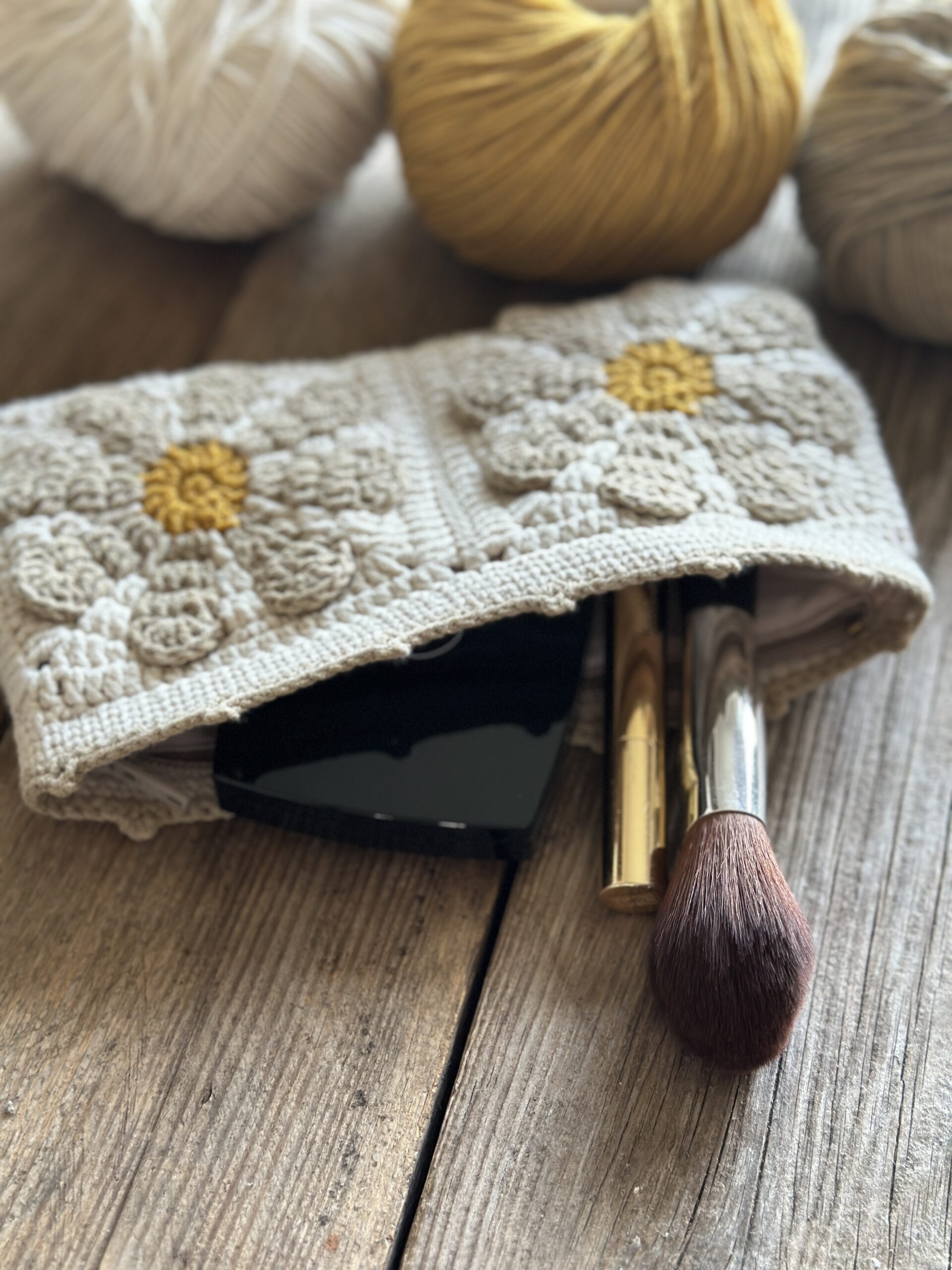 szydełkowa saszetka na kobiece drobiazgi. wykonana na szydełku, z bawełnianą podszewką z tkaniny i zamkiem błyskawicznym. odcienie beżu, styl boho.