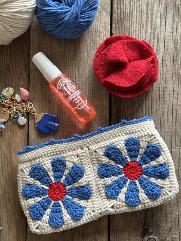 saszetka na drobiazgi do damskiej torebki, nada się również jako piórnik. wykonana na szydełku, ale z bawełnianą podszewką i zapinana na zamek.