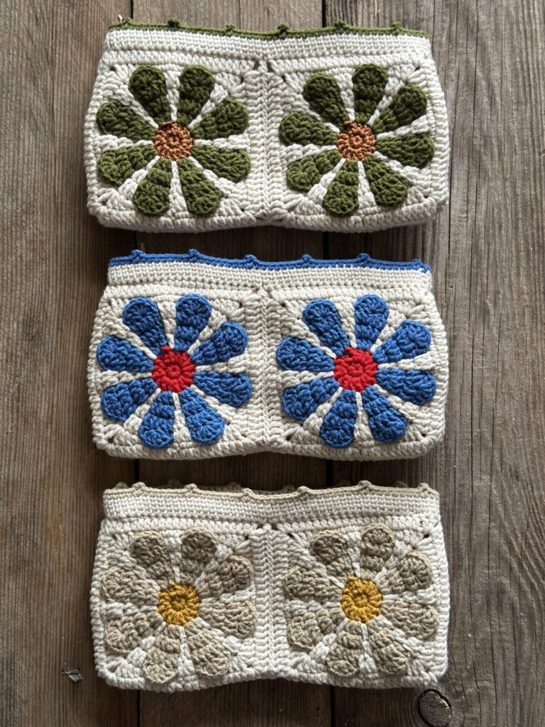 kosmetyczka damska wykonana na szydełku. bawełniana podszewka. zamek błyskawiczny. możliwość prania w pralce.