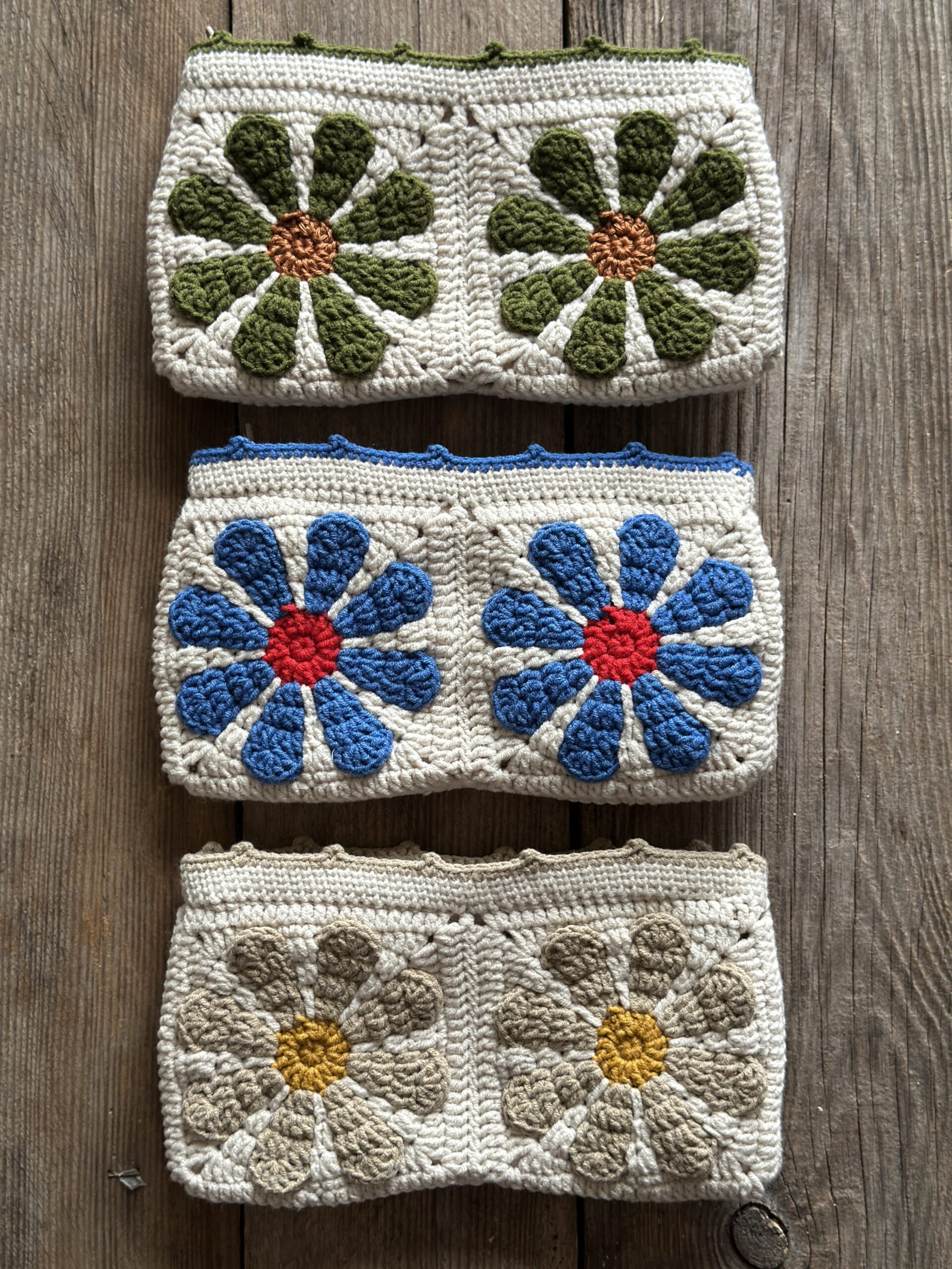 kosmetyczka damska wykonana na szydełku. bawełniana podszewka. zamek błyskawiczny. możliwość prania w pralce.