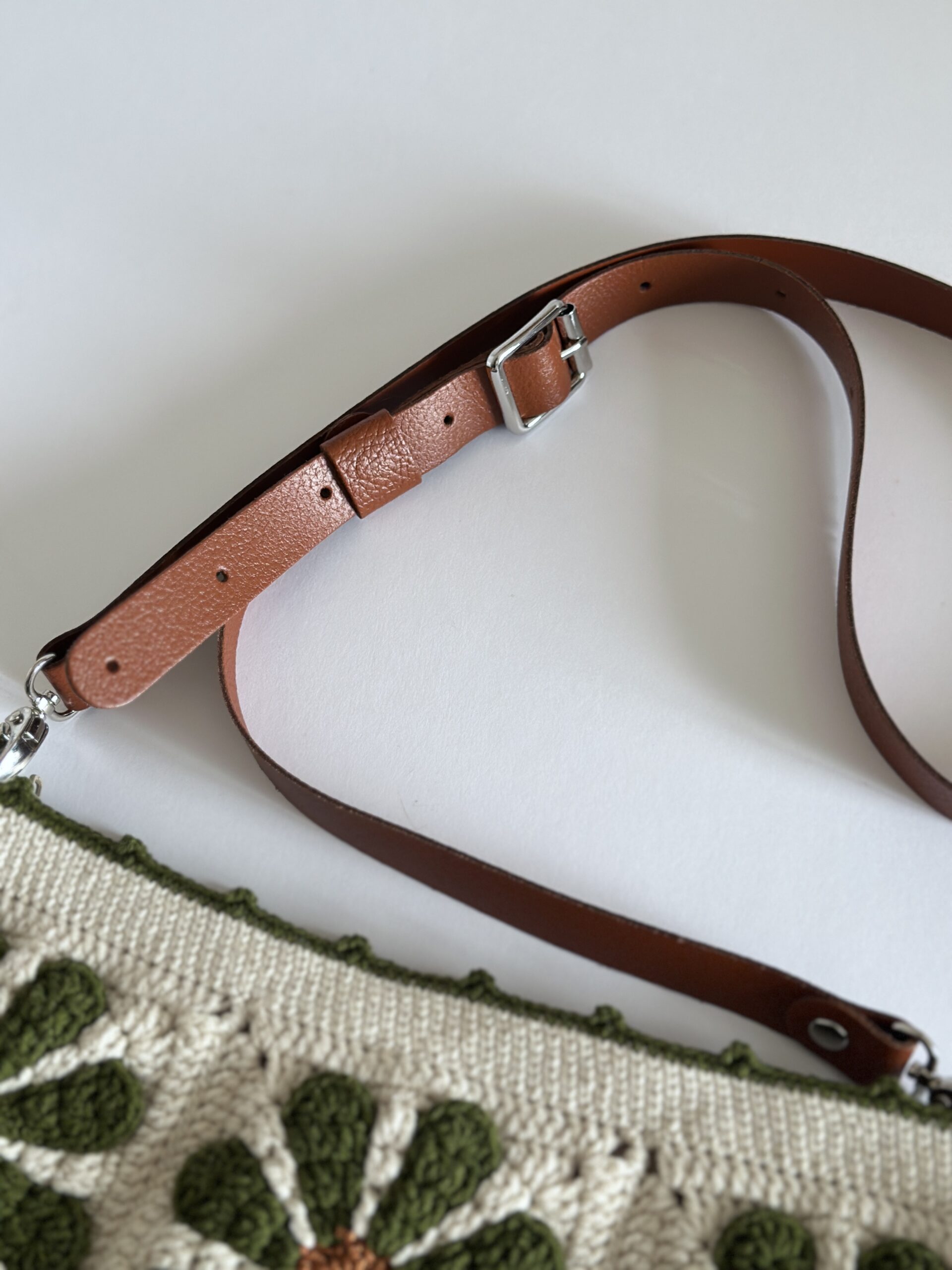 Szydełkowa torebka podszewką zapinana na zamek. pasek skórzany z możliwością regulacji długości. po odpięciu paska można prac w pralce. kolory to beż, oliwka i cynamon.