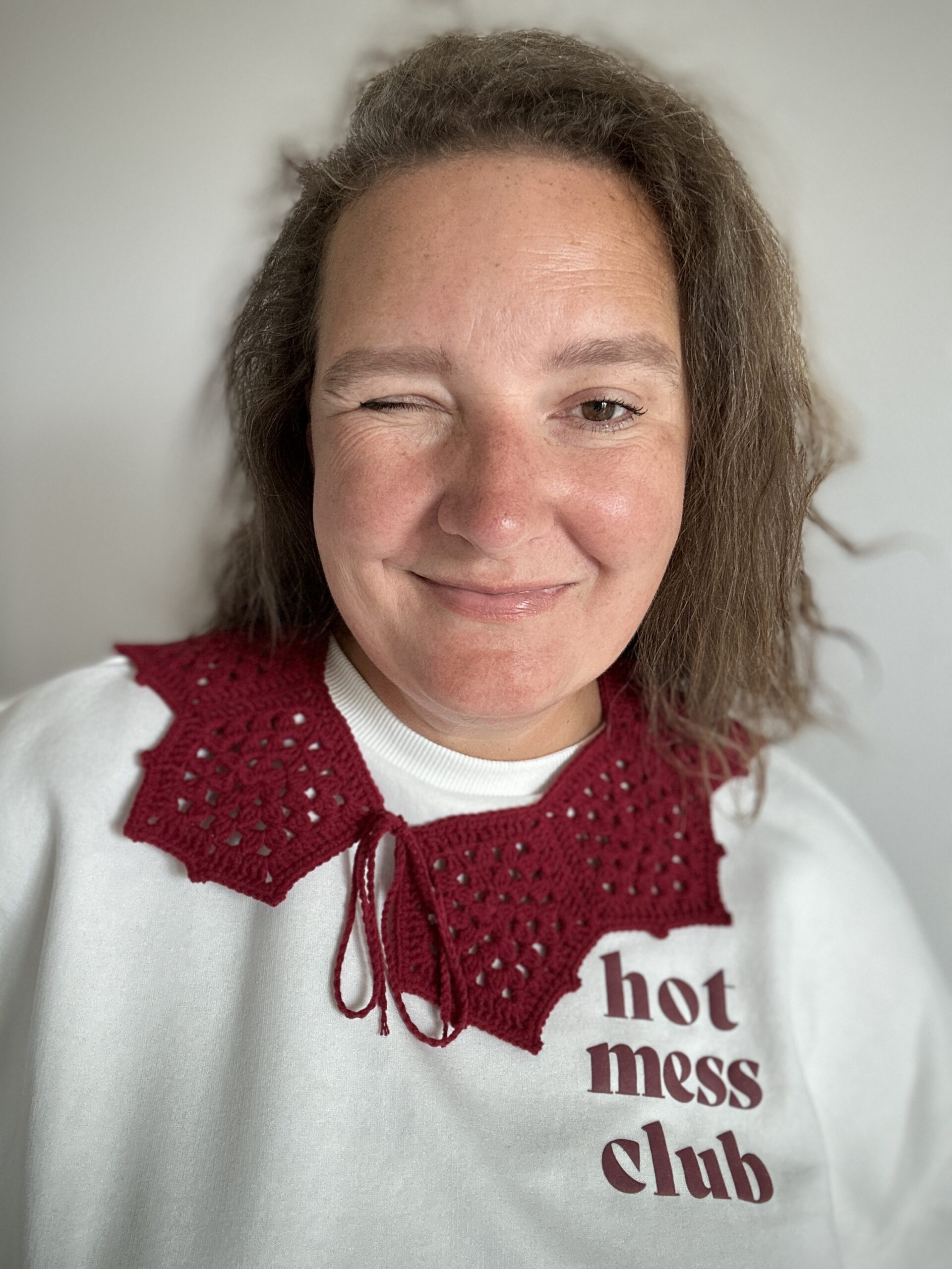 kołnierzyk dekoracyjny wykonany na szydełku. kolor bordowy. polskie rękodzieło