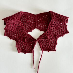 ażurowy kołnierzyk w kolorze wina wykonany na szydełku.