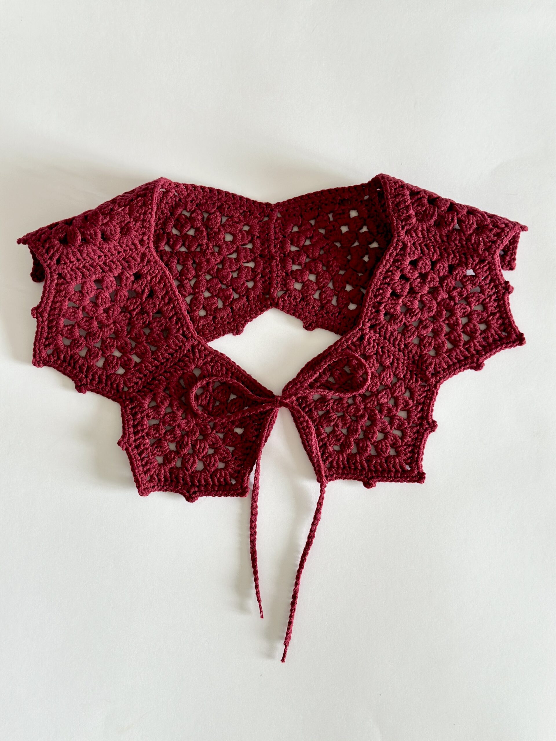 ażurowy kołnierzyk w kolorze wina wykonany na szydełku.