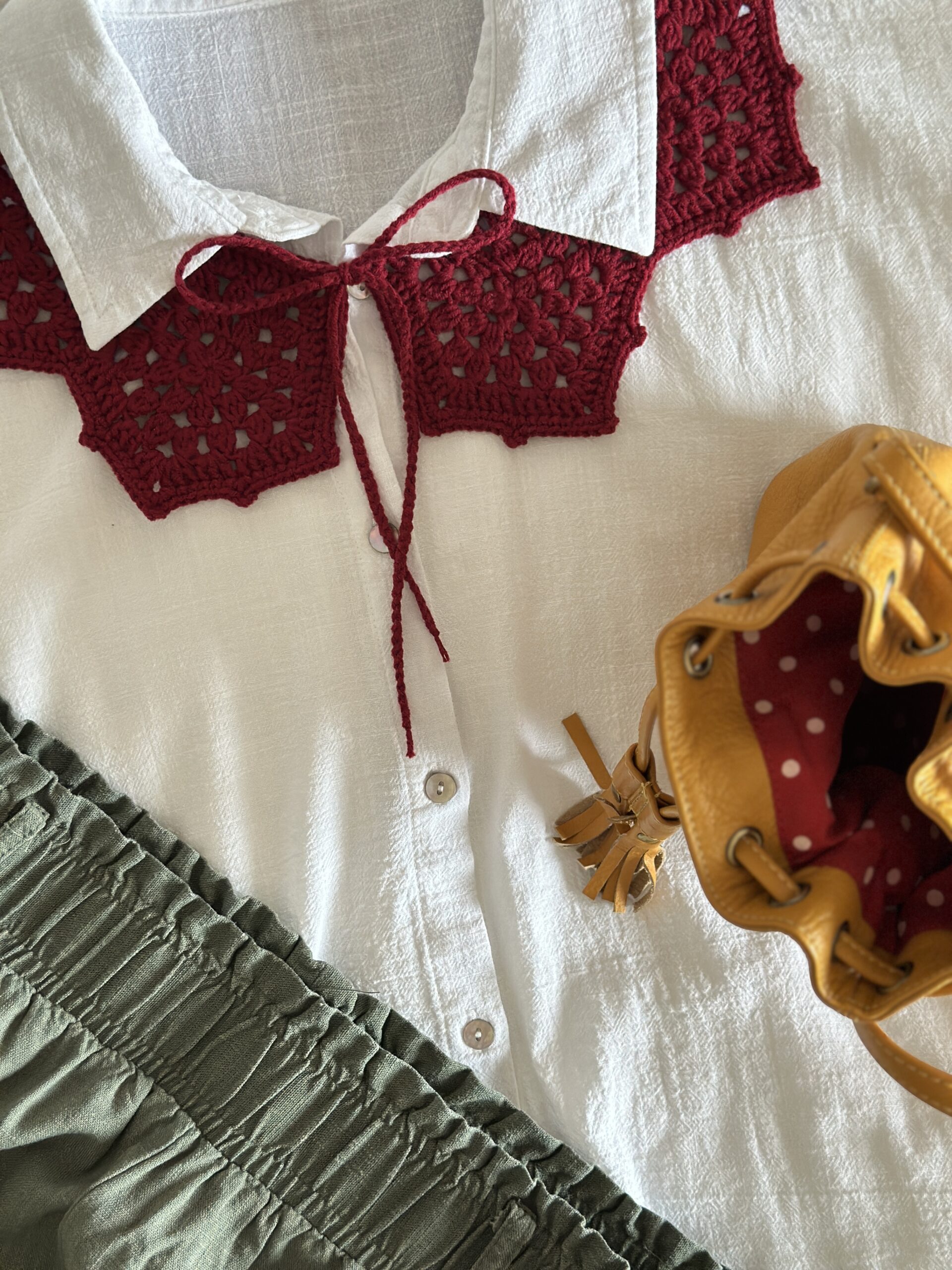 kołnierzyk dekoracyjny wykonany na szydełku. kolor bordowy. polskie rękodzieło