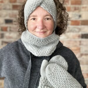 Szary wełniany zestaw jesienno zimowy wykonany na szydełku. Materiał to mieszanka wełny i alpaki. bardzo ciepłe i miękkie, niegryzące i niedrapiące.