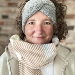 Szara wełniana opaska na uszy, wykonana na szydełku, z podwójnej warstwy. materiał to mieszanka wełny i alpaki, bardzo ciepła i miękka, niegryząca,