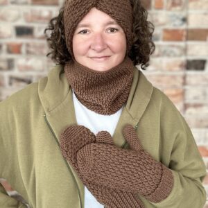 Czekoladowy zestaw jesienno zimowy na spacery z psem. Produkty wykonano na szydełku z przędzy mieszanki wełny i alpaki. są bardzo ciepłe i miękkie, niegryzące.