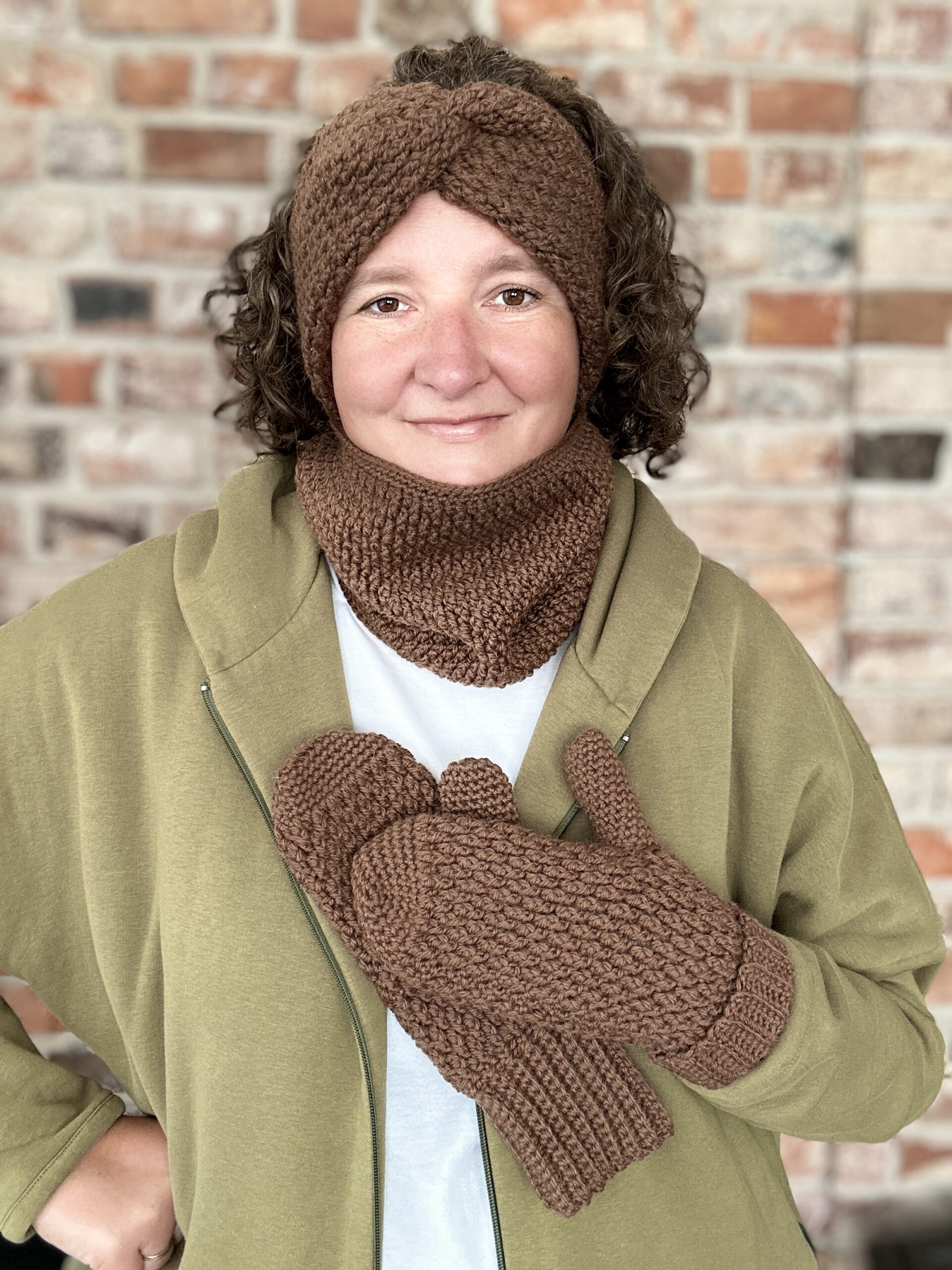 Czekoladowy zestaw jesienno zimowy na spacery z psem. Produkty wykonano na szydełku z przędzy mieszanki wełny i alpaki. są bardzo ciepłe i miękkie, niegryzące.