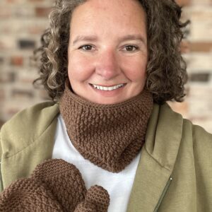 Zestaw miękkich otulających akcesoriów na jesień i zimę w kolorze mlecznej czekolady. komin i rękawiczki wykonano na szydełku z przędzy mieszanki wełny i alpaki, co nadaje produktem lekkość. są przyjemne dla skóry, niegryzące i niedrapiące. bardzo ciepłe.