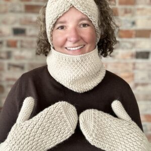 Jasno beżowy komplet na zimę. wykonany przez polska rękodzielniczkę. Dziergany z włóczki mieszanki wełny i alpaki. niegryzący, niedrapiący. bardzo ciepłe.