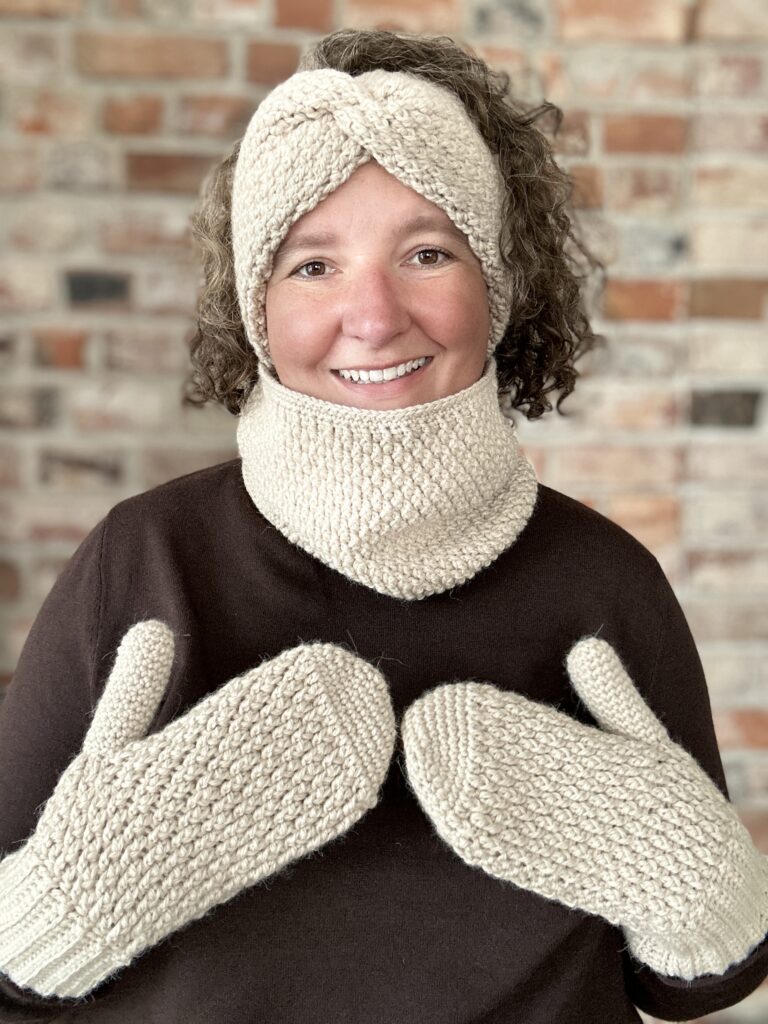 Jasno beżowy komplet na zimę. wykonany przez polska rękodzielniczkę. Dziergany z włóczki mieszanki wełny i alpaki. niegryzący, niedrapiący. bardzo ciepłe.