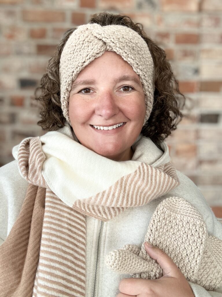 Jasno beżowy jesienno zimowy zestaw na spacer z psem. wykonane przez polską rękodzielniczkę z włóczki będącej miszanką wełny i alpaki. ciepłe, niegryzące.