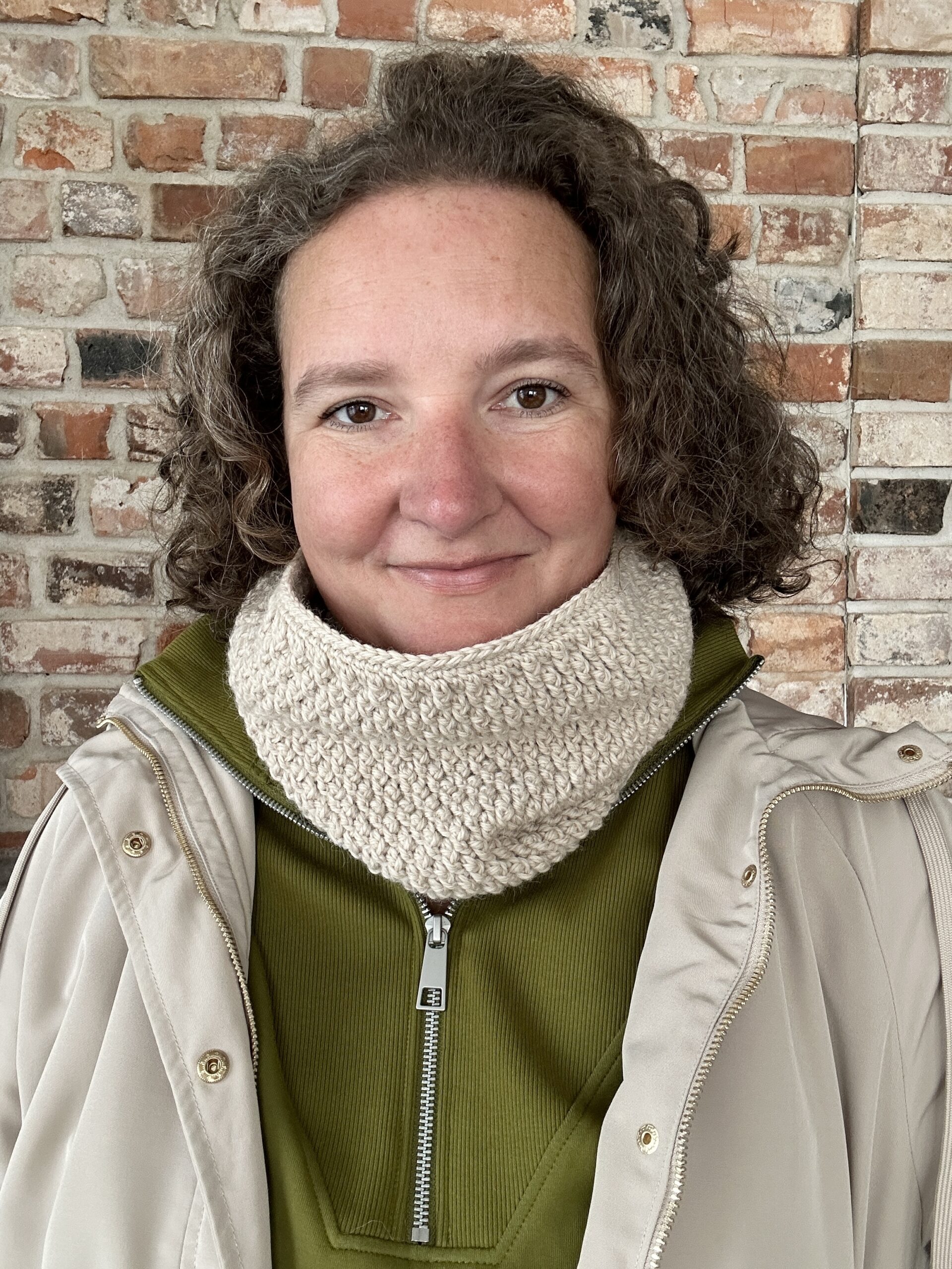 jasno beżowy miękki komin szalik na zimę, wykonany na szydełku z włóczki mieszanki wełny i alpaki. bardzo ciepły, niegryzący, niedrapiący.