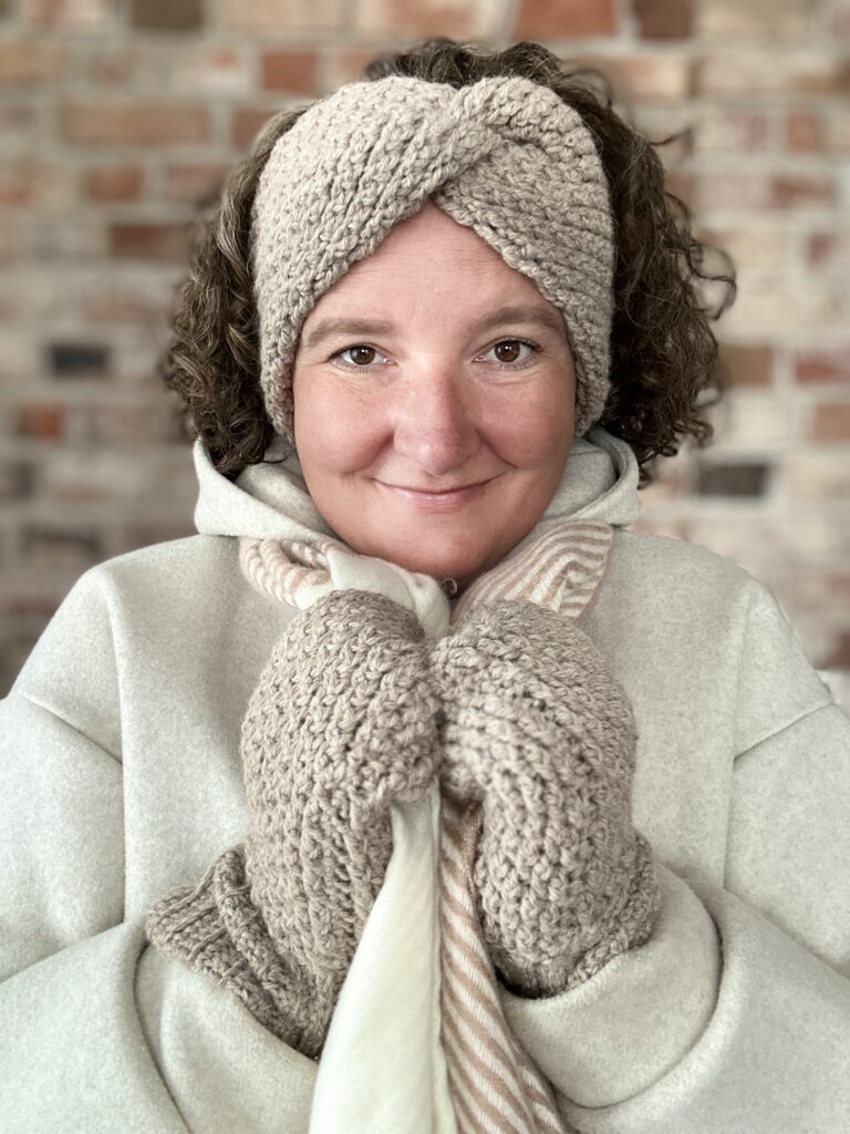 Beżowy komplet z alpaki, opaska i rękawiczki. wykonane z włóczki mieszanki wełny i alpaki. bardzo ciepłe i niegryzące.