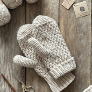 Jasno beżowe ręcznie robione rękawiczki z alpaki. zrobione na szydełku. włóczka to mieszanka alpaki i wełny, bardzo ciepła niegryząca. rękawiczki mają ściągacz, który można odwinąć.