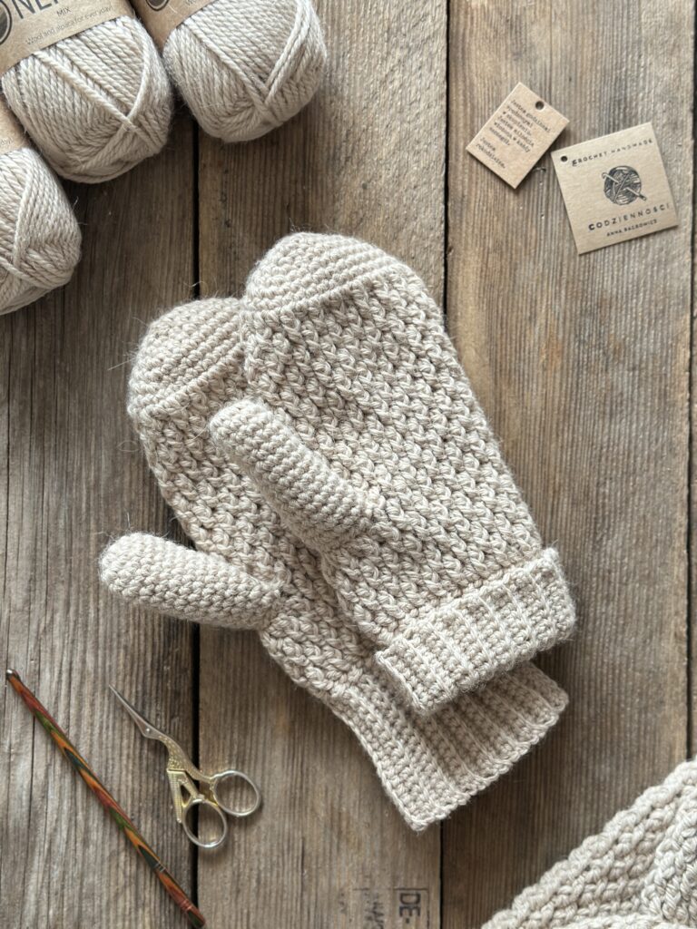 Jasno beżowe ręcznie robione rękawiczki z alpaki. zrobione na szydełku. włóczka to mieszanka alpaki i wełny, bardzo ciepła niegryząca. rękawiczki mają ściągacz, który można odwinąć.