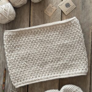 Jasno Beżowy wełniany komin golf, wykonany na szydełku. włóczka to mieszanka wełny i alpaki. Jest bardzo ciepły, nie gryzie i nie drapie.