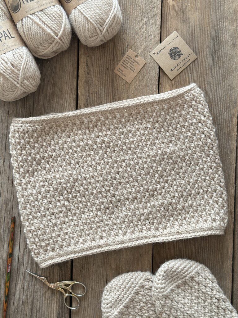 Jasno Beżowy wełniany komin golf, wykonany na szydełku. włóczka to mieszanka wełny i alpaki. Jest bardzo ciepły, nie gryzie i nie drapie.