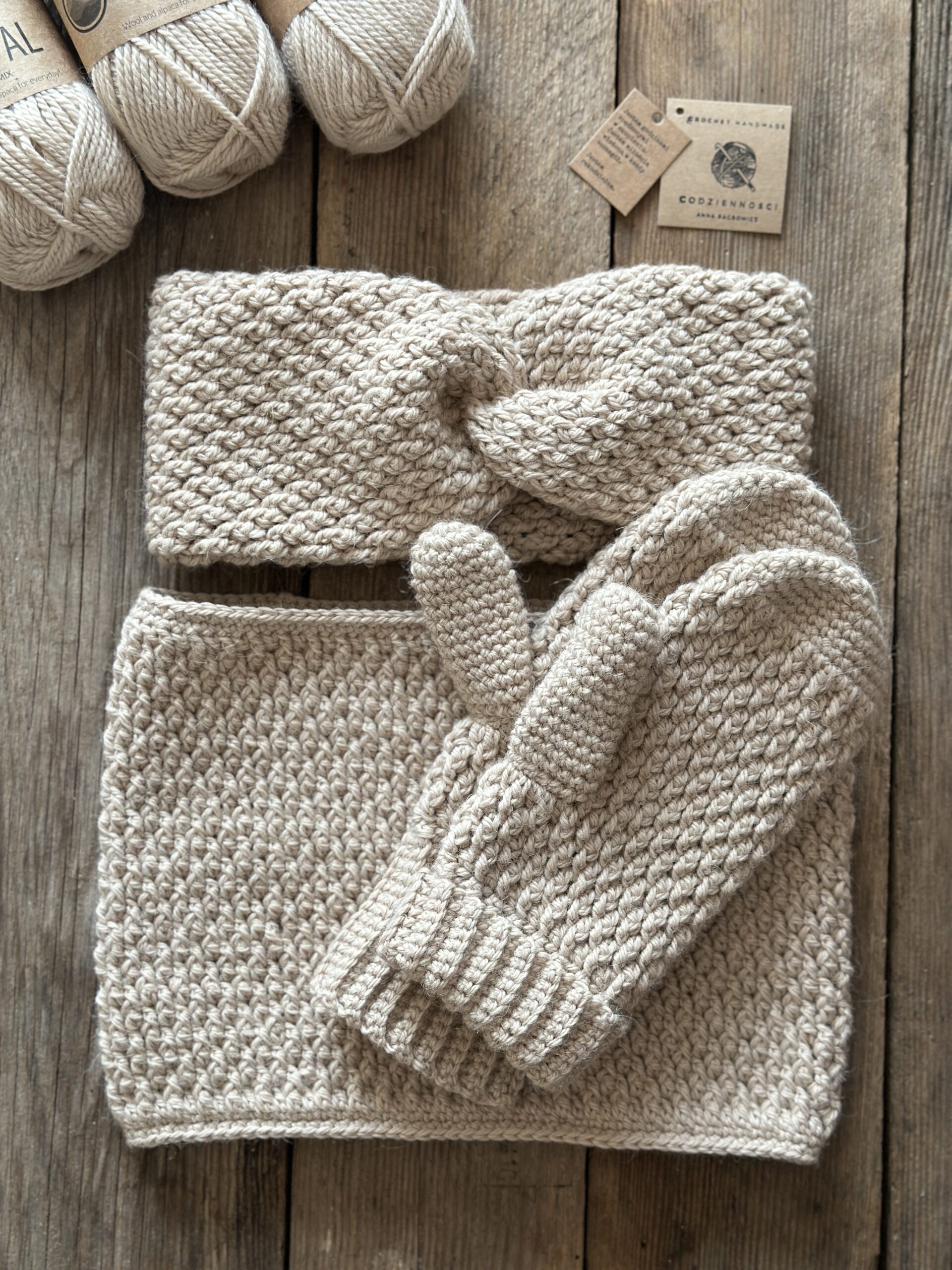 jasnobeżowy wełniany zestaw jesienno zimowy