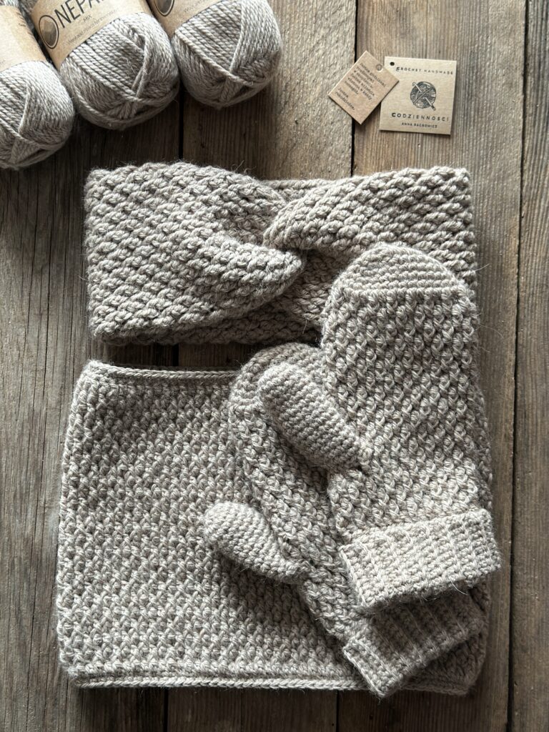 beżowy komplet jesienno zimowy - komin, opaska na uszy i rękawiczki. wykonany na szydełku z przędzy mieszanki wełny i alpaki. komplet jest bardzo ciepły, nie drapie i nie gryzie.