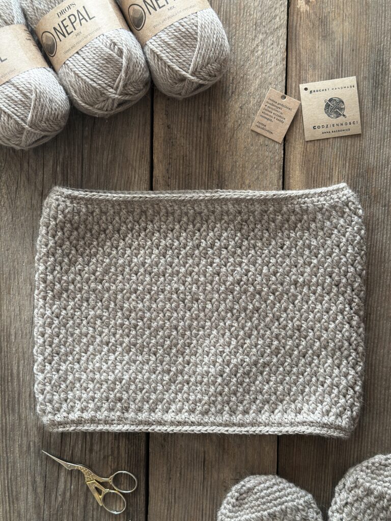 Beżowy wełniany komin golf, wykonany na szydełku. włóczka to mieszanka wełny i alpaki. Jest bardzo ciepły, nie gryzie i nie drapie.