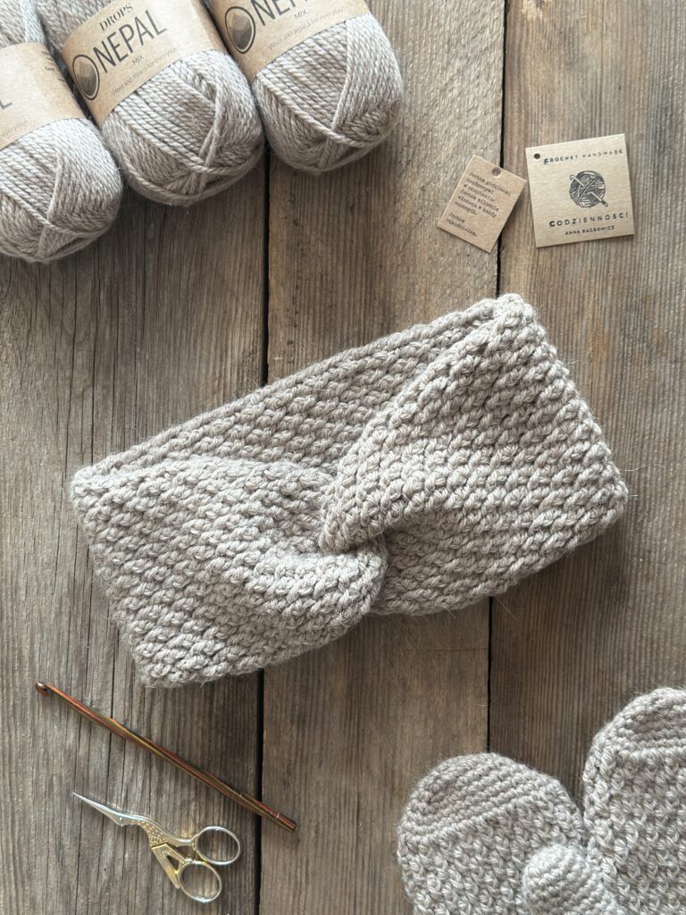 Beżowa wełniana opaska na uszy wykonana na szydełku. Włóczka to mieszanka alpaki i wełny. jest wykonana z podwójnej warstwy, bardzo ciepła, idealnie chroni przed zimnem i wiatrem. nie gryzie, nie drapie.