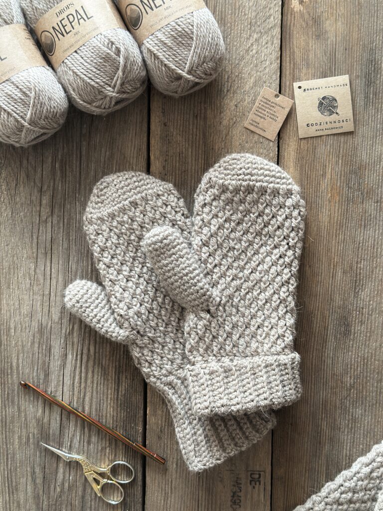 Jasno beżowe wełniane rękawiczki wykonane na szydełku. bardzo ciepłe, nie drapie i gryzie. rękawiczki jednopalczaste ze ściagaczem na dole, ktory można wywinąć.