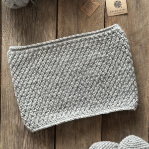 wełniany szary komin wykonany na szydełku. przędza to mieszanka wełny i alpaki, kolor jasno szary. komin jest bardzo ciepły, praktyczny. nie gryzie i nie drapie.