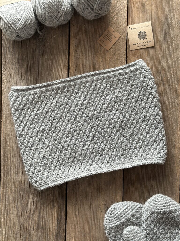 wełniany szary komin wykonany na szydełku. przędza to mieszanka wełny i alpaki, kolor jasno szary. komin jest bardzo ciepły, praktyczny. nie gryzie i nie drapie.