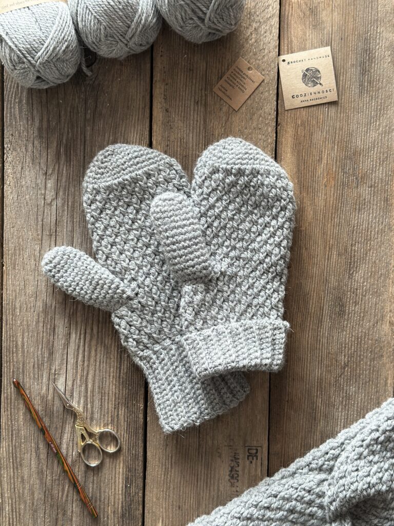 wełniane niegryzące szare rękawiczki na jesień i zimę. zrobione na szydełku przez polską rękodzielniczkę. wykonane z włóczki która jest mieszanką wełny i alpaki. bardzo ciepłe, nie gryzą i nie drapią.