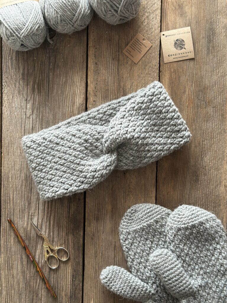 Wełniana opaska na uszy w kolorze szarym. zrobiona na szydełku z przędzy mieszanki wełny i alpaki. bardzo ciepła, podwójna. nie drapie i nie gryzie.