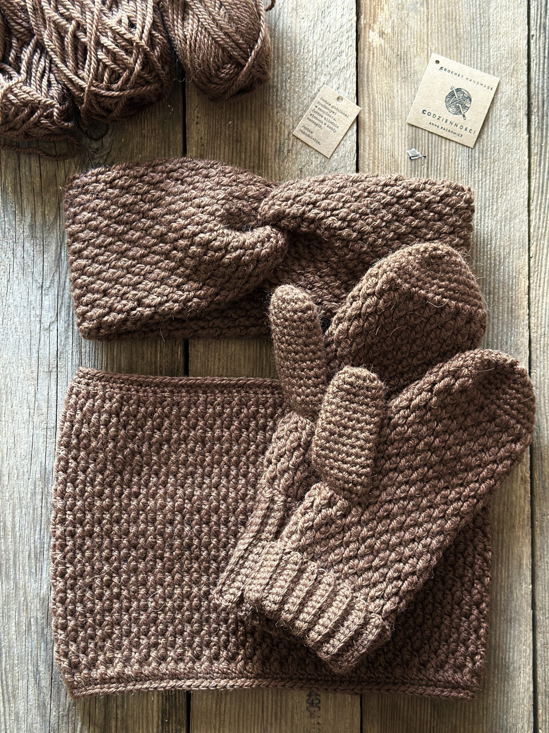 Wełniany komplet zimowy składający się z opaski, komina i rękawiczek. w kolorze mlecznej czekolady. akcesoria wykonane są z przędzy mieszanki wełny oraz alpaki. są miękkie i ciepłe. nie gryzą, nie drapią.