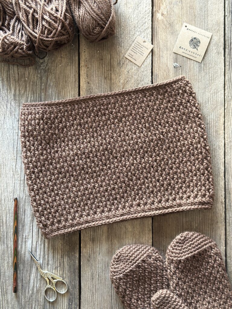 komin / szalik w kolorze mlecznej czekolady. wykonany z mieszanki wełny i alpaki, bardzo ciepły i miękki. nie gryzie nie drapie.