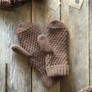 wełniane rękawiczki jednopalczaste w kolorze mlecznej czekolady. ręcznie wykonane na szydełku z przędzy mieszanki wełny i alpaki. Włóczka nie gryzie, nie drapie. Jest miękka i bardzo ciepła.