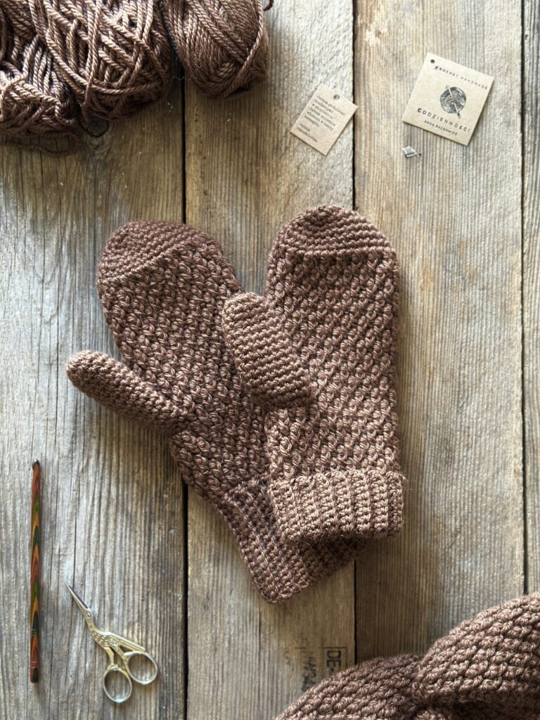 wełniane rękawiczki jednopalczaste w kolorze mlecznej czekolady. ręcznie wykonane na szydełku z przędzy mieszanki wełny i alpaki. Włóczka nie gryzie, nie drapie. Jest miękka i bardzo ciepła.