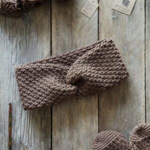 zimowa opaska na głowę. wykonana ręcznie na szydełku przez polską rękodzielniczkę. włóczka to mieszanka wełny i alpaki. nie drapie, nie gryzie. wykonana jest z podwójnej warstwy, aby lepiej chronić od wiatru.