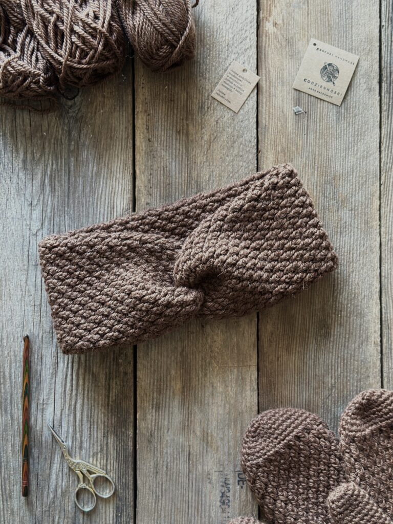 zimowa opaska na głowę. wykonana ręcznie na szydełku przez polską rękodzielniczkę. włóczka to mieszanka wełny i alpaki. nie drapie, nie gryzie. wykonana jest z podwójnej warstwy, aby lepiej chronić od wiatru.