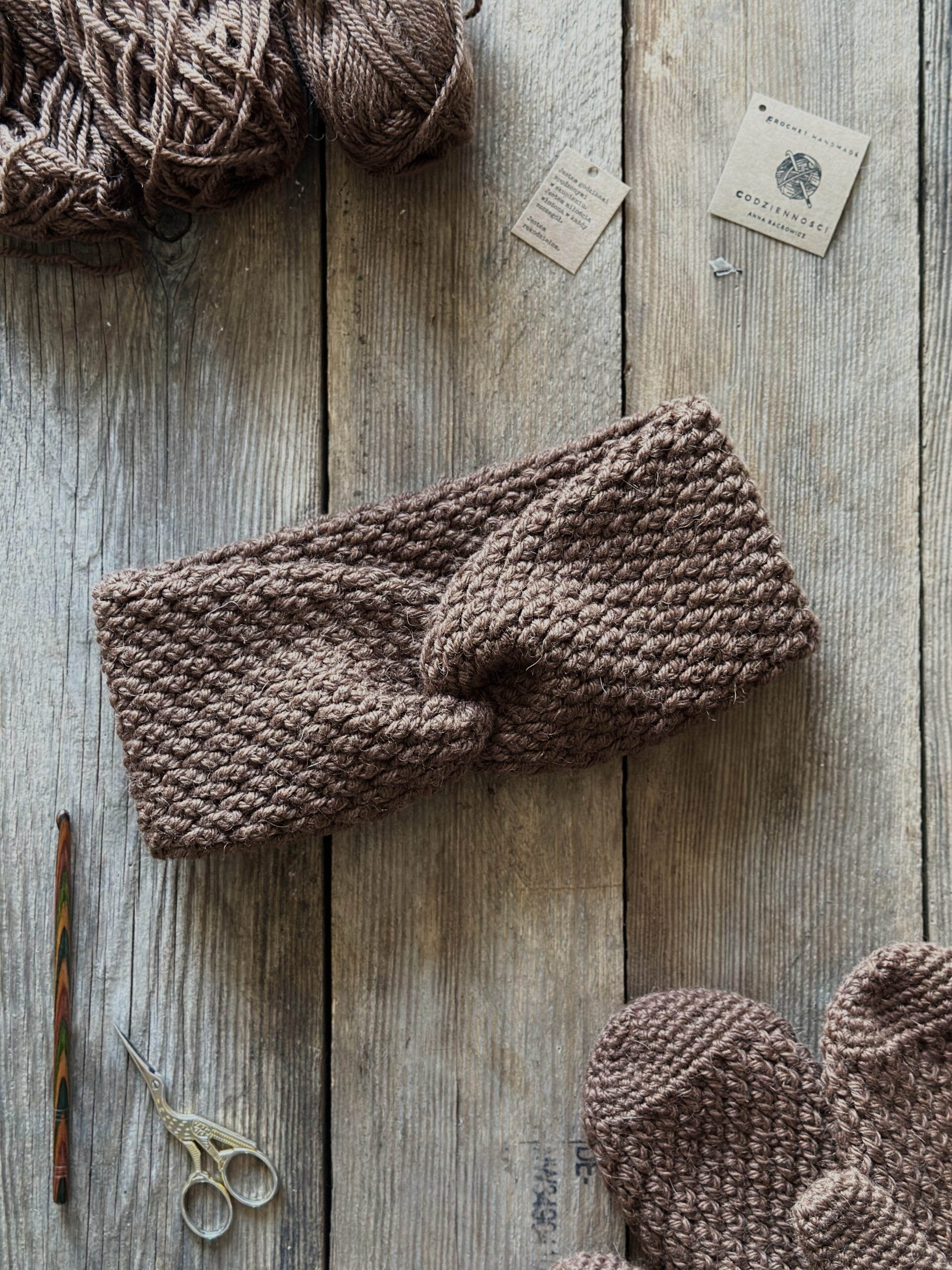 zimowa opaska na głowę. wykonana ręcznie na szydełku przez polską rękodzielniczkę. włóczka to mieszanka wełny i alpaki. nie drapie, nie gryzie. wykonana jest z podwójnej warstwy, aby lepiej chronić od wiatru.